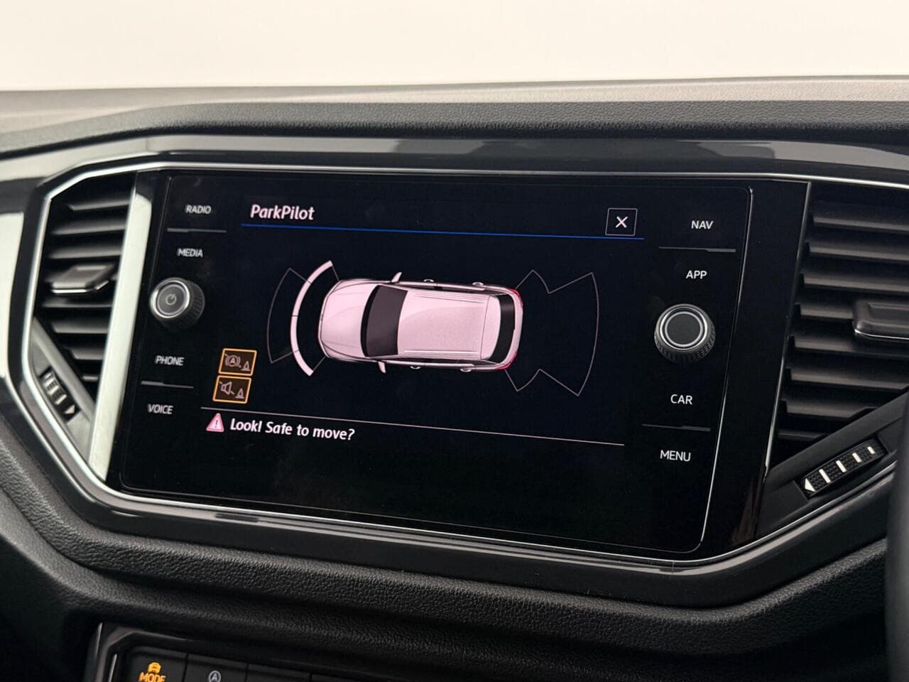 Volkswagen T-Roc thumbnail Infotainment System