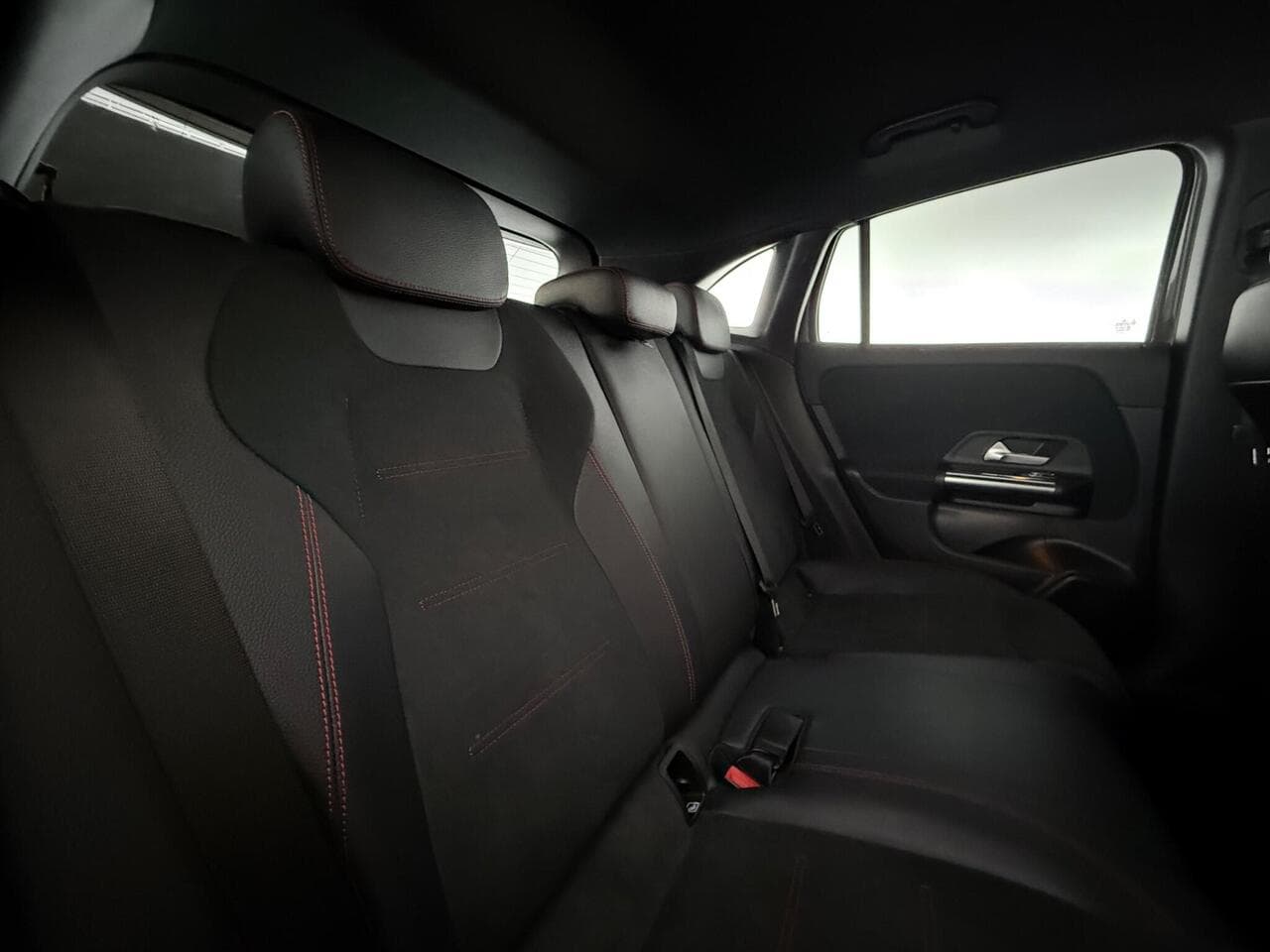 Mercedes-Benz GLA thumbnail Seats Rear