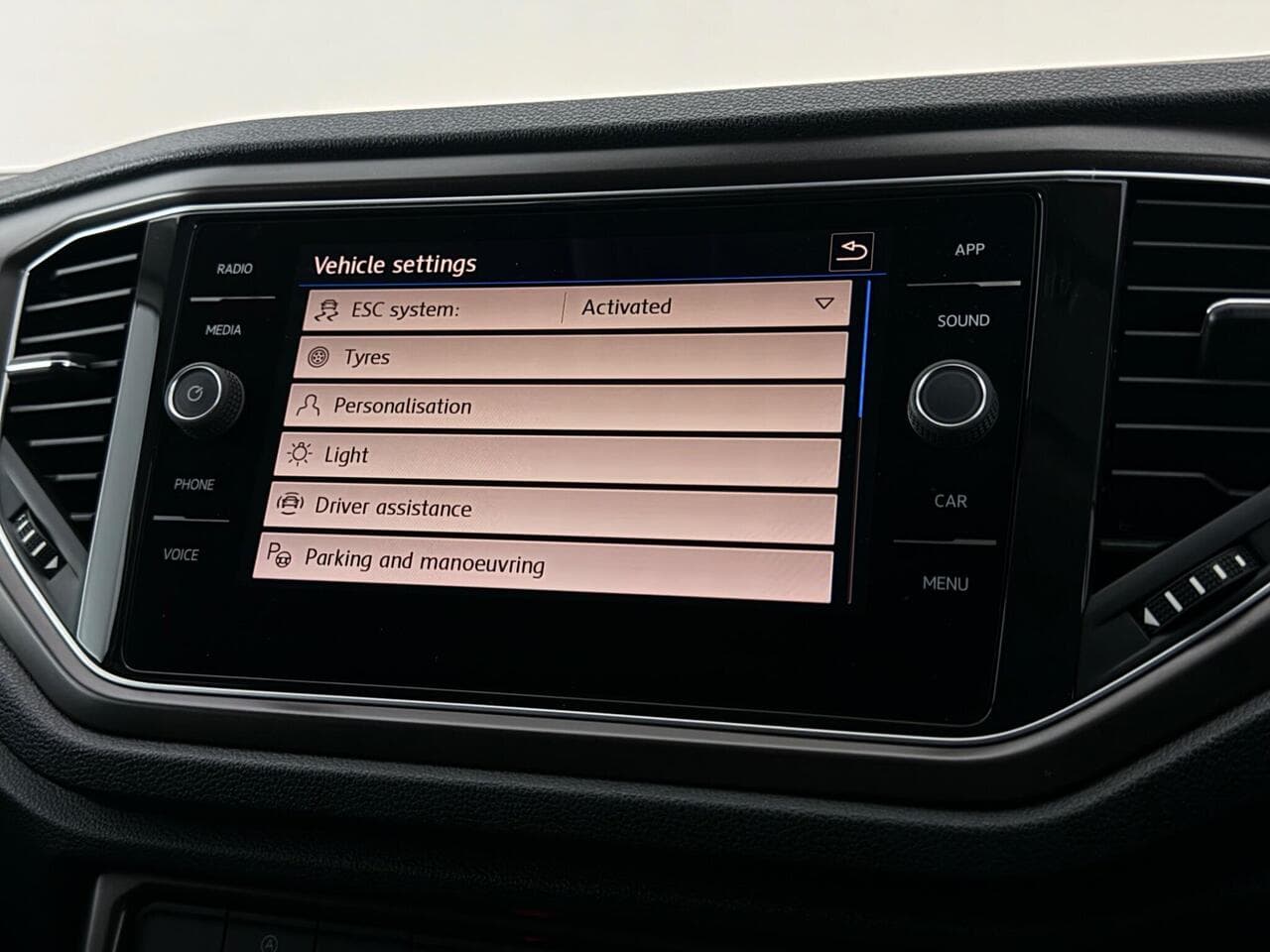 Volkswagen T-Roc thumbnail Infotainment System