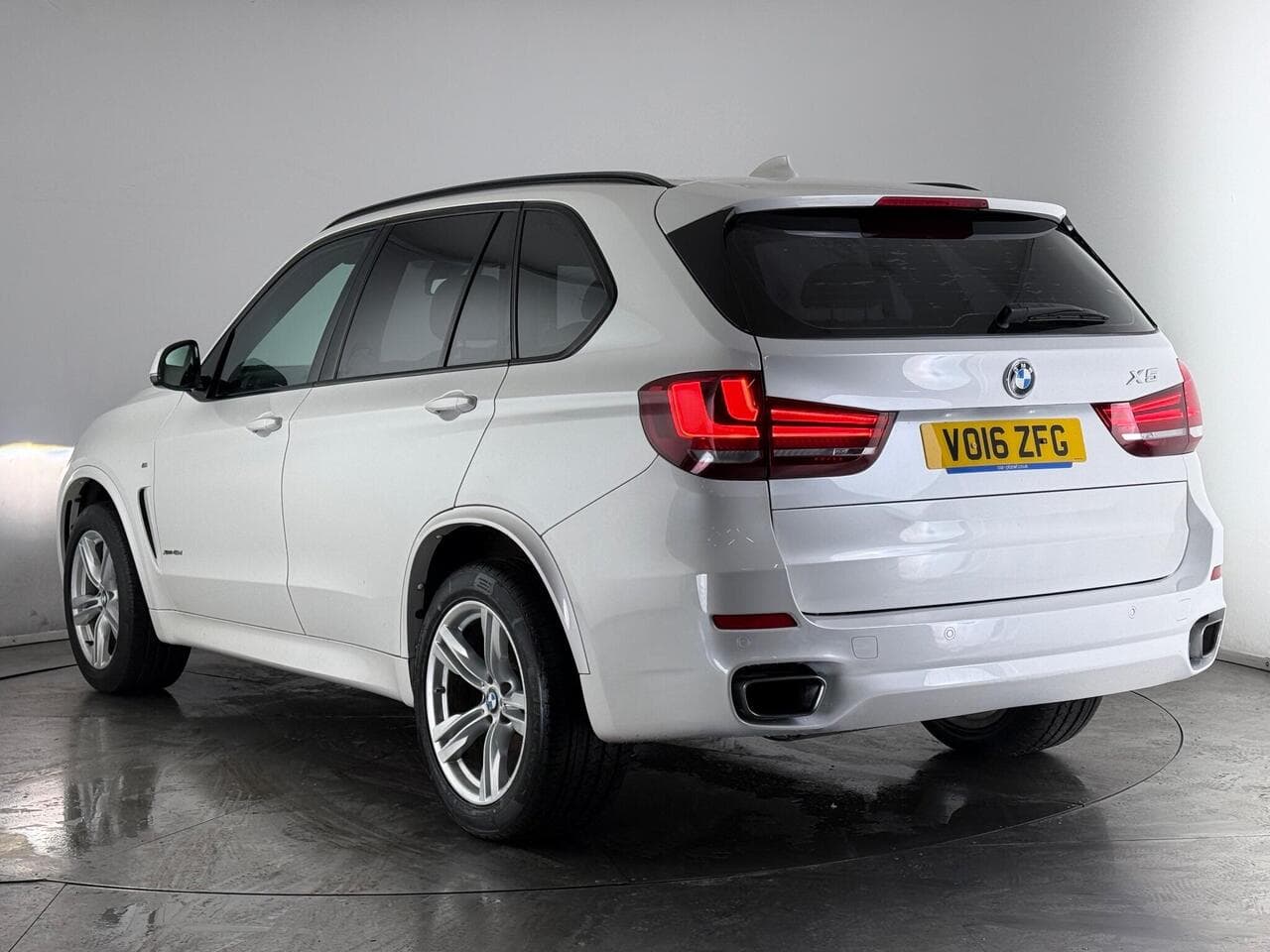 BMW X5 thumbnail Rear Left