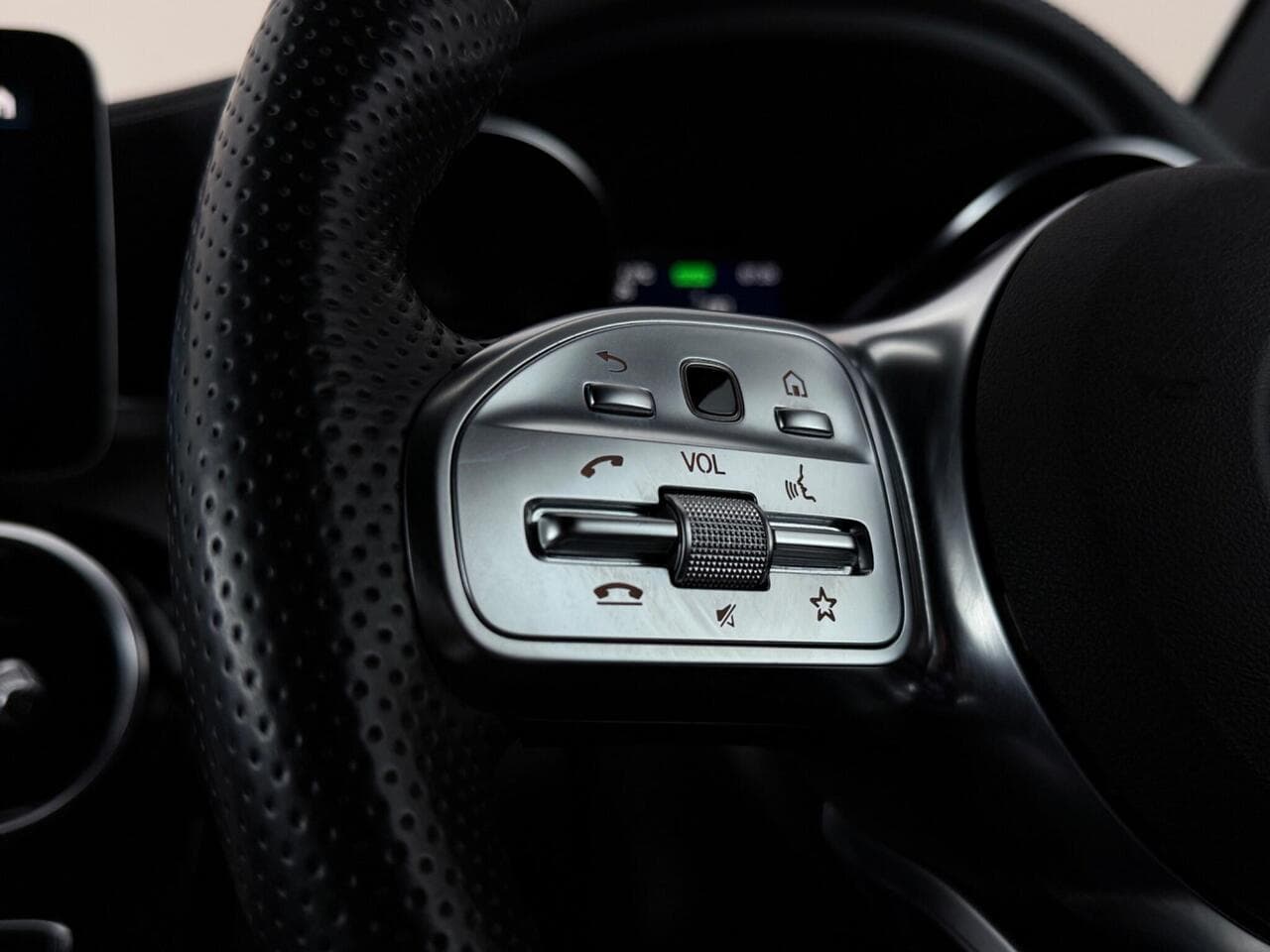 Mercedes-Benz GLC thumbnail Misc Controls