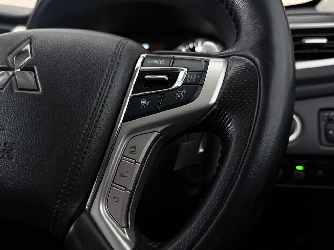 Mitsubishi Shogun Sport thumbnail Misc Controls