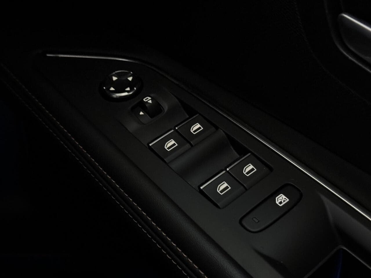 Peugeot 5008 thumbnail Misc Controls