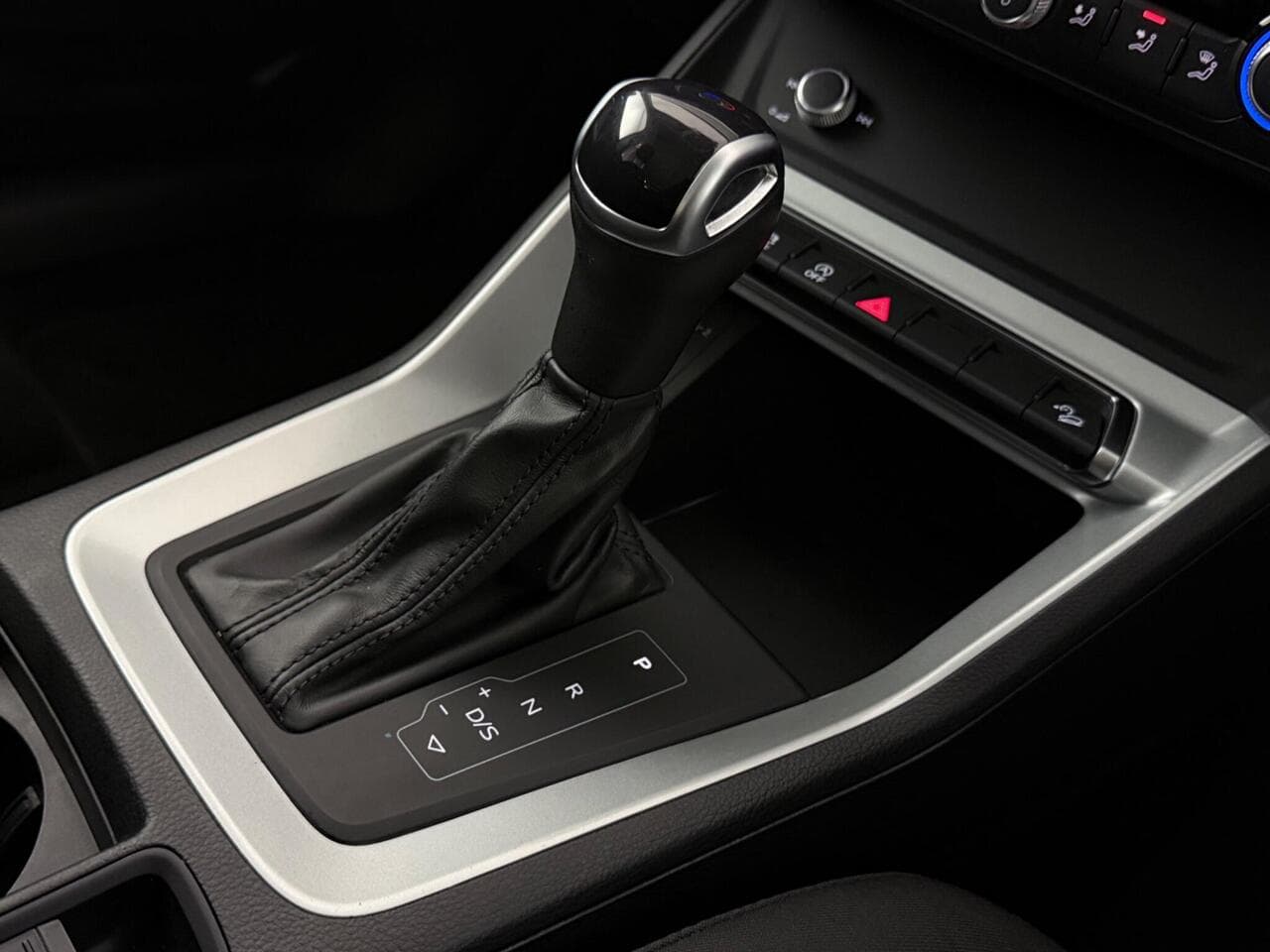 Audi Q3 thumbnail Interior Front