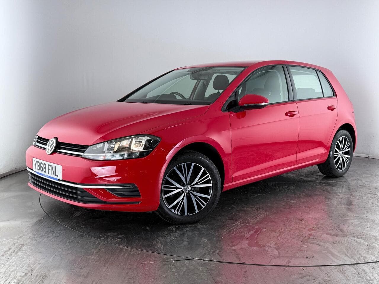 Volkswagen Golf thumbnail Front Left
