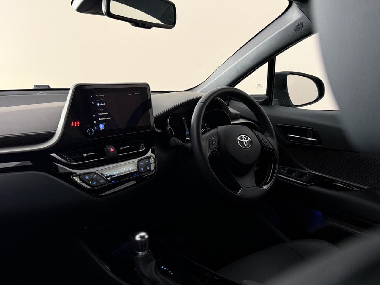 Toyota C-HR thumbnail Interior Front