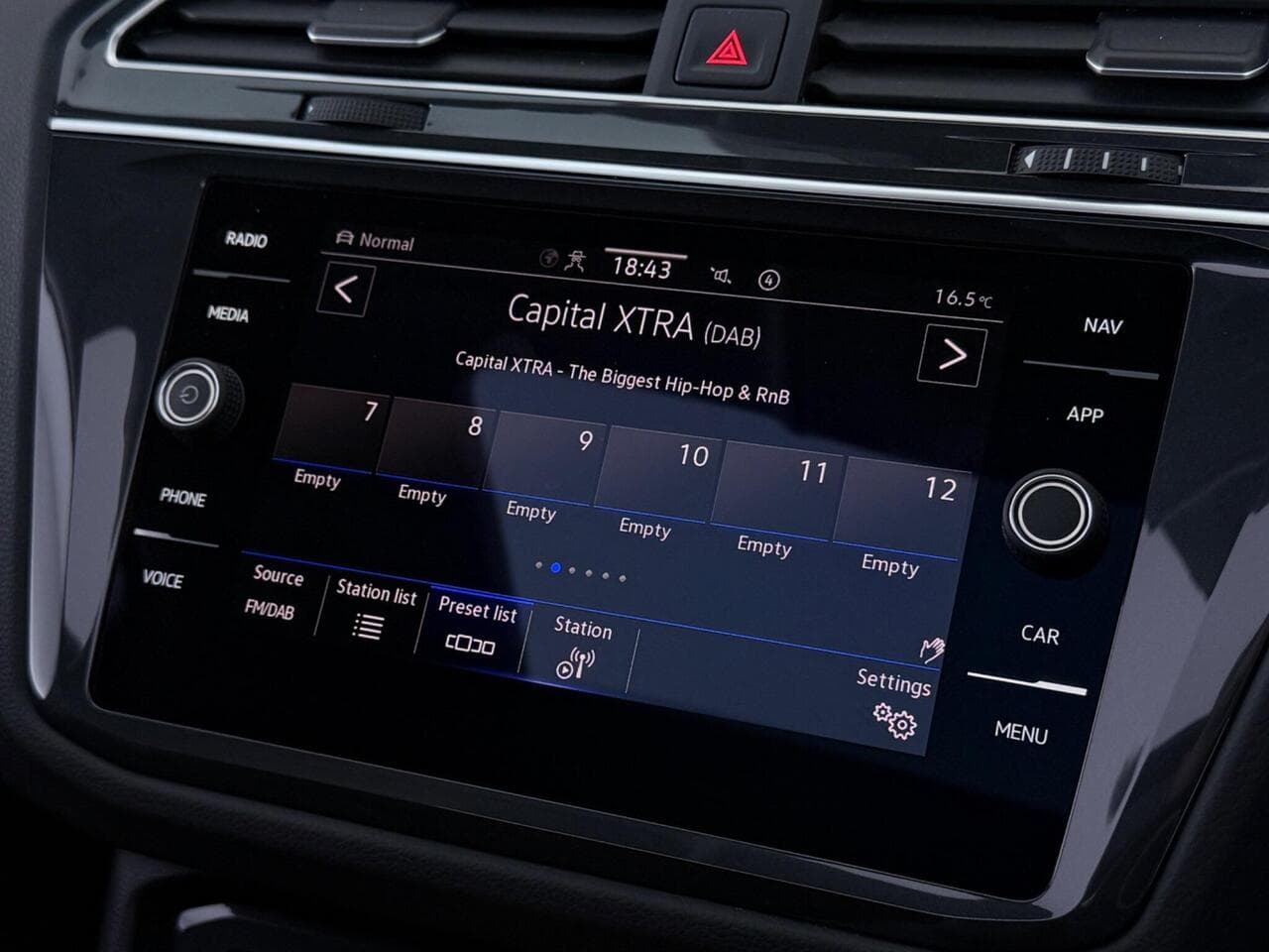 Volkswagen Tiguan thumbnail Infotainment System