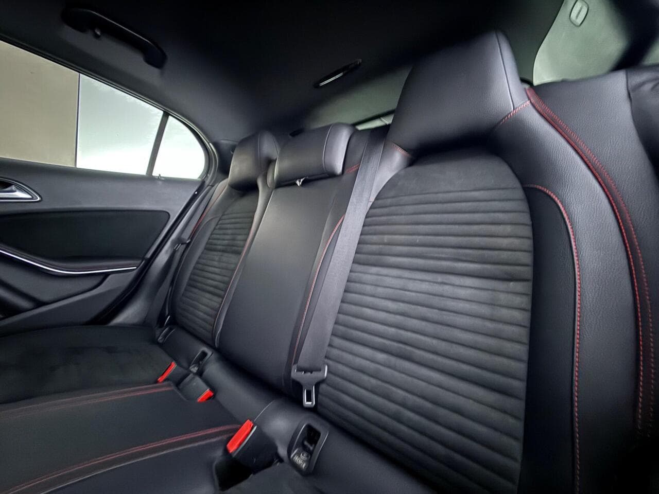 Mercedes-Benz GLA thumbnail Seats Rear