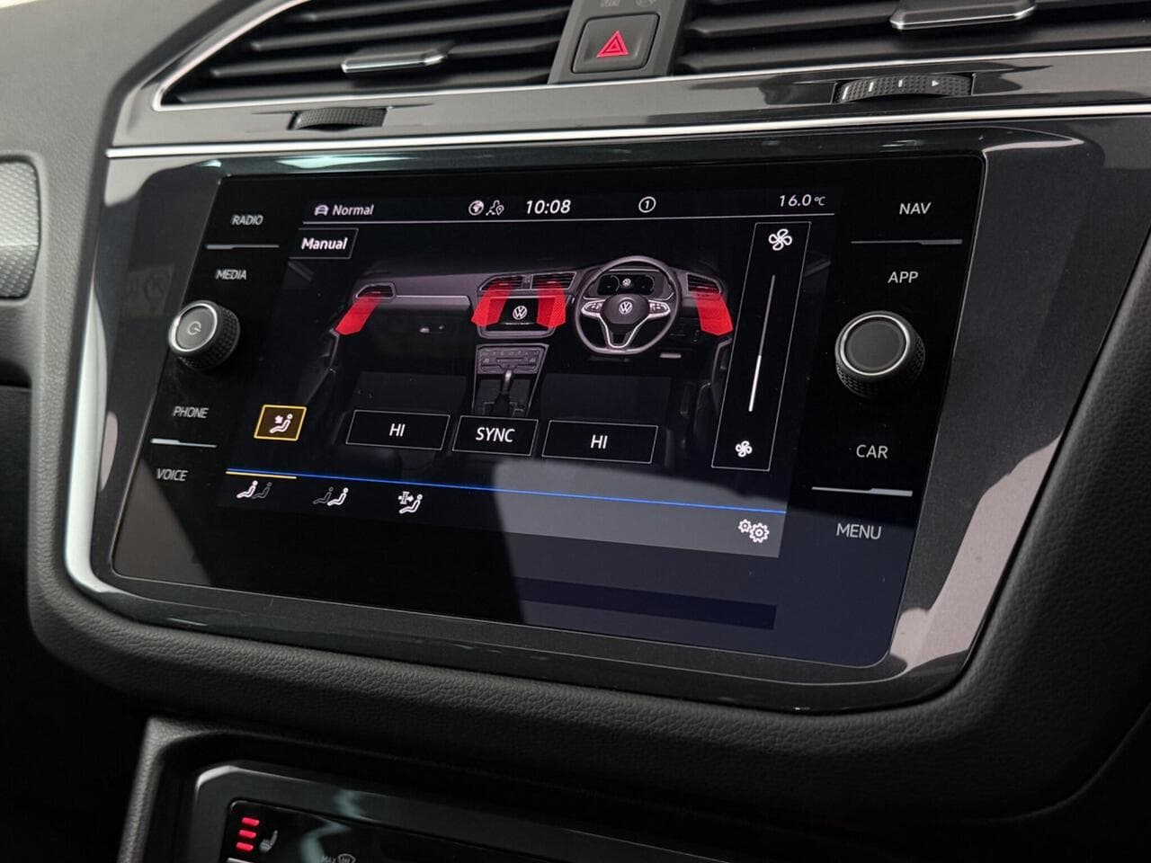 Volkswagen Tiguan thumbnail Infotainment System