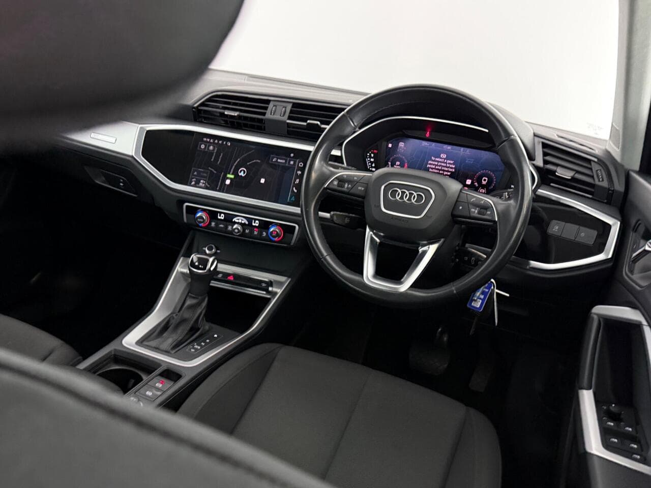 Audi Q3 thumbnail Interior Front