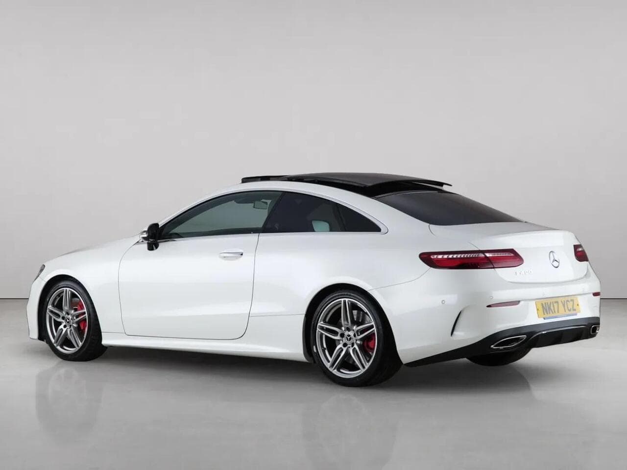 Mercedes-Benz E Class thumbnail Rear Left