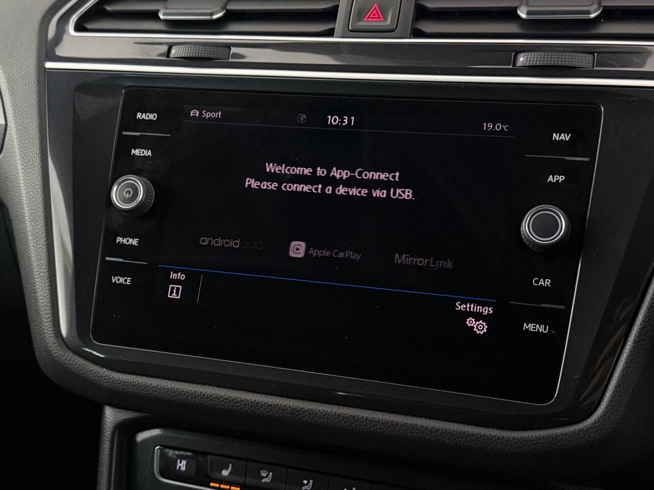 Volkswagen Tiguan thumbnail Infotainment System