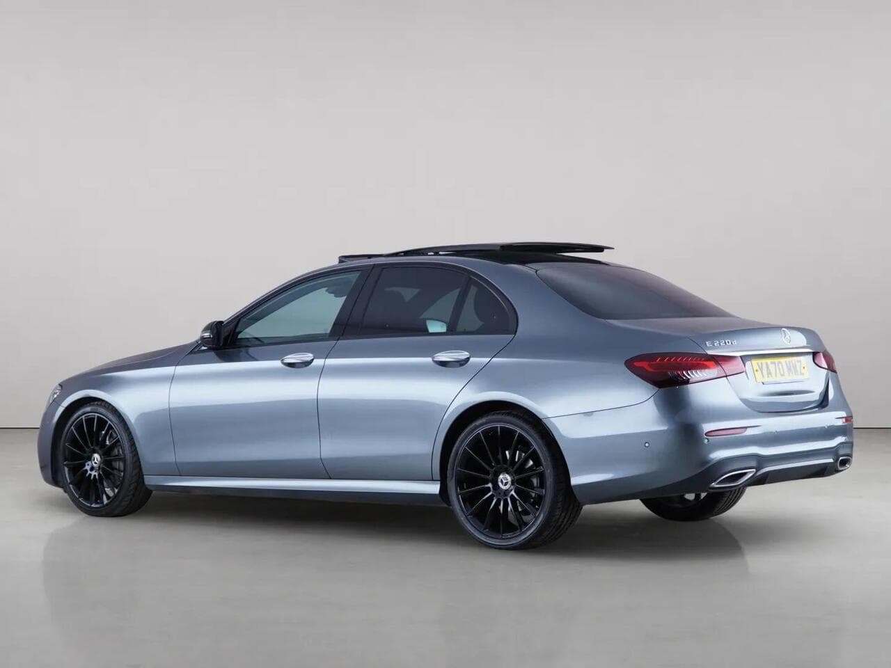 Mercedes-Benz E Class thumbnail Rear Left