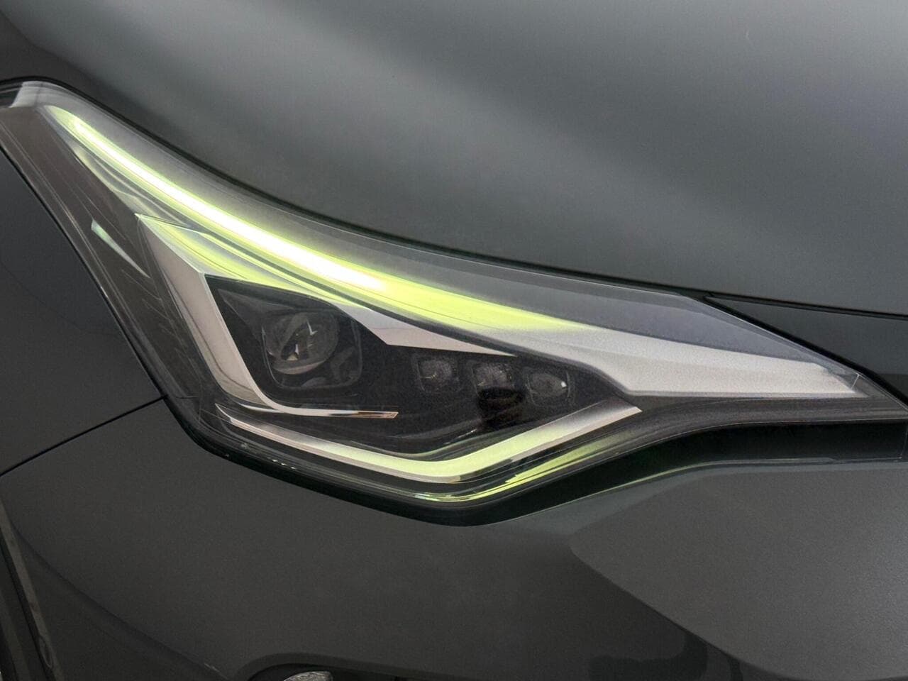 Toyota C-HR thumbnail Lights Front