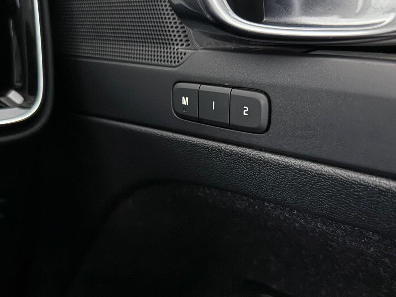 Volvo XC40 thumbnail Misc Controls
