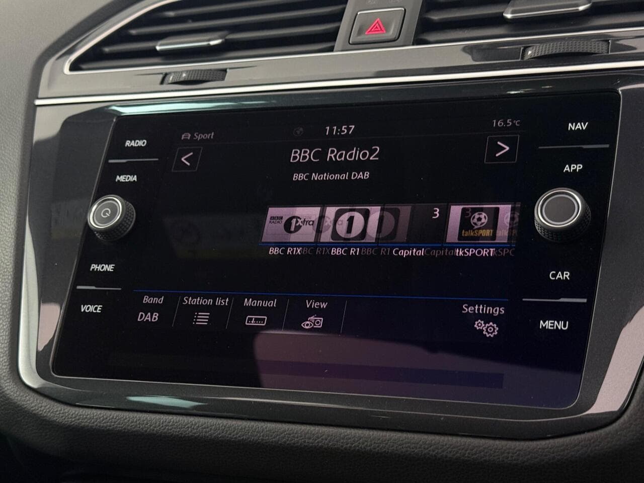 Volkswagen Tiguan thumbnail Infotainment System