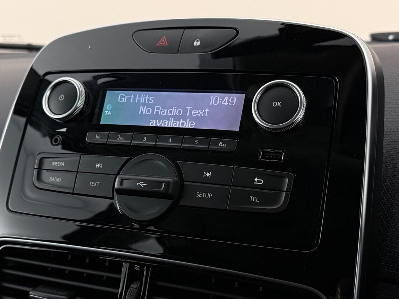 Renault Clio thumbnail Infotainment System