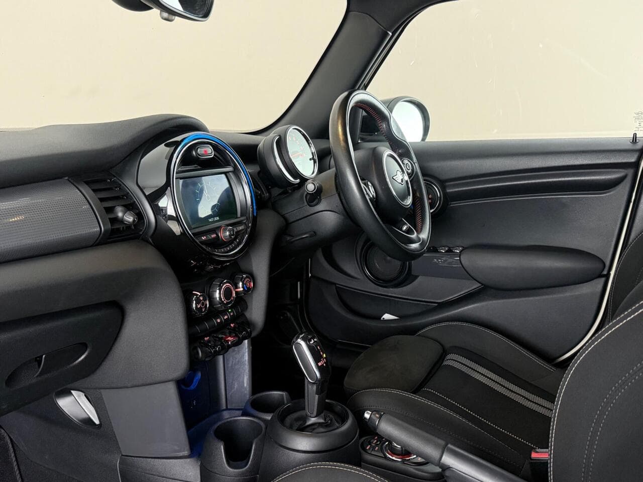 MINI Hatch thumbnail Interior Front