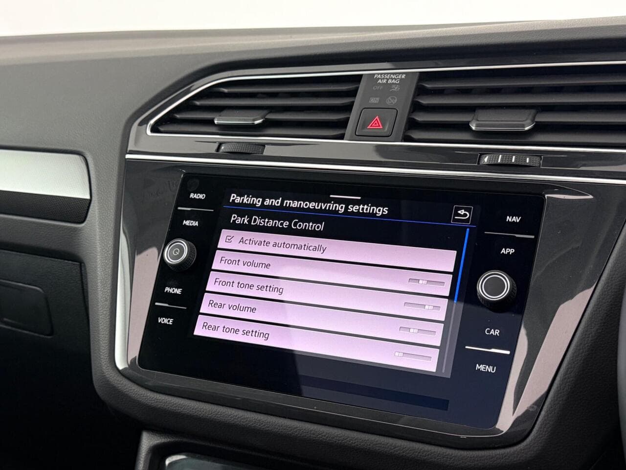 Volkswagen Tiguan thumbnail Infotainment System