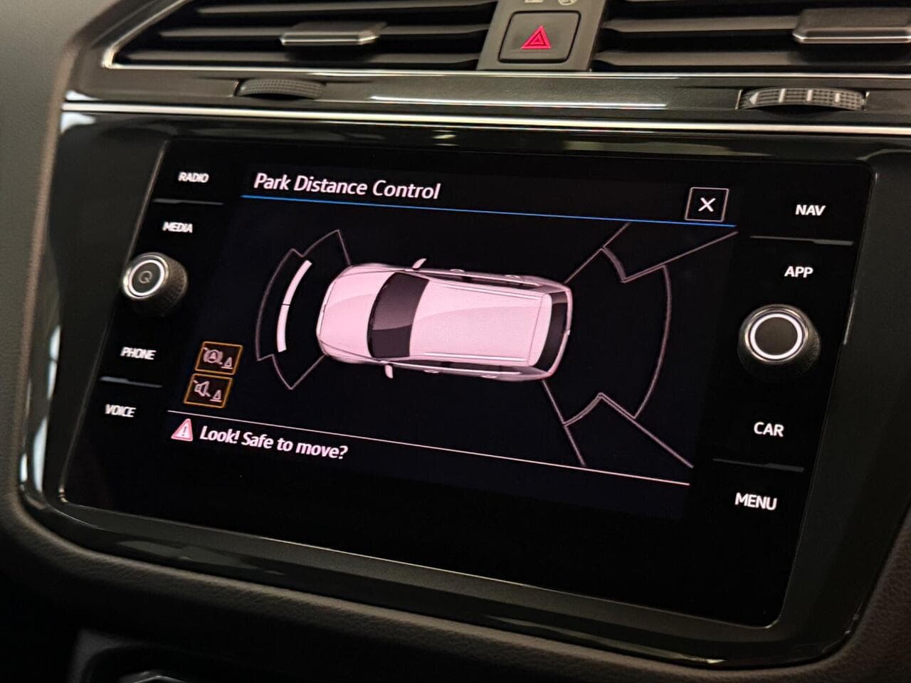 Volkswagen Tiguan thumbnail Infotainment System