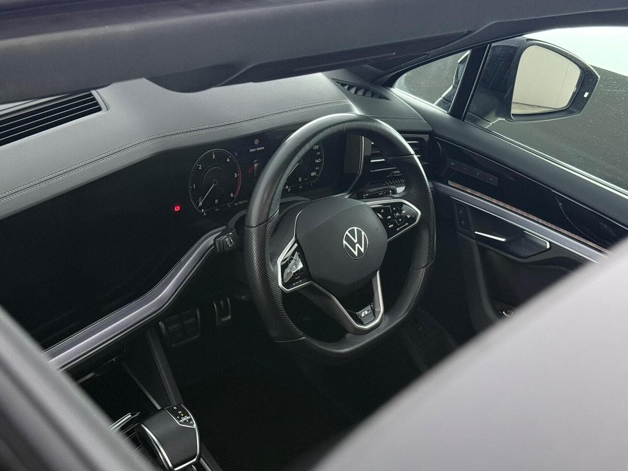 Volkswagen Touareg thumbnail Interior Front
