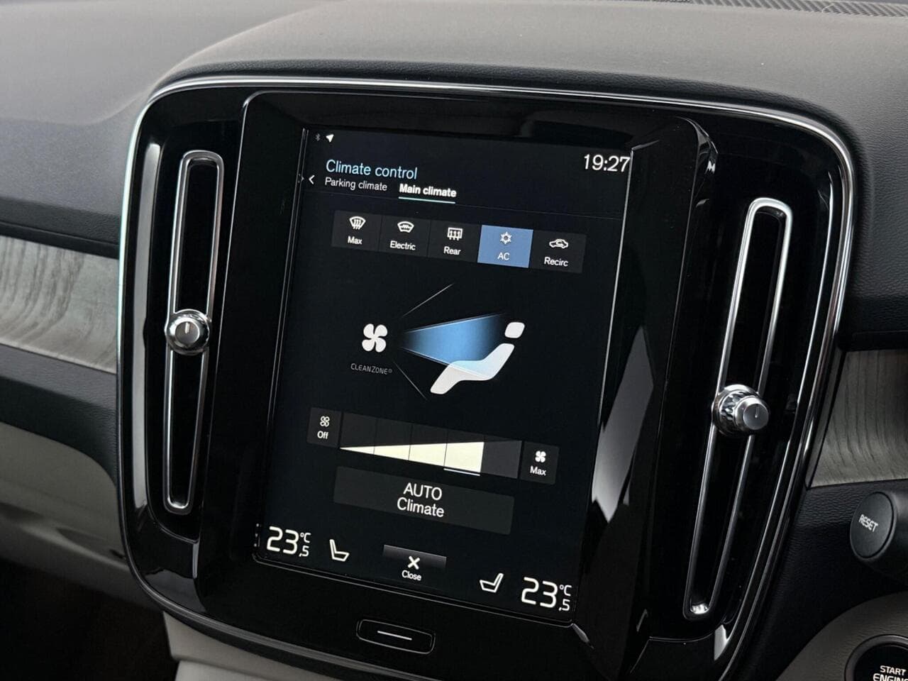 Volvo XC40 thumbnail Infotainment System
