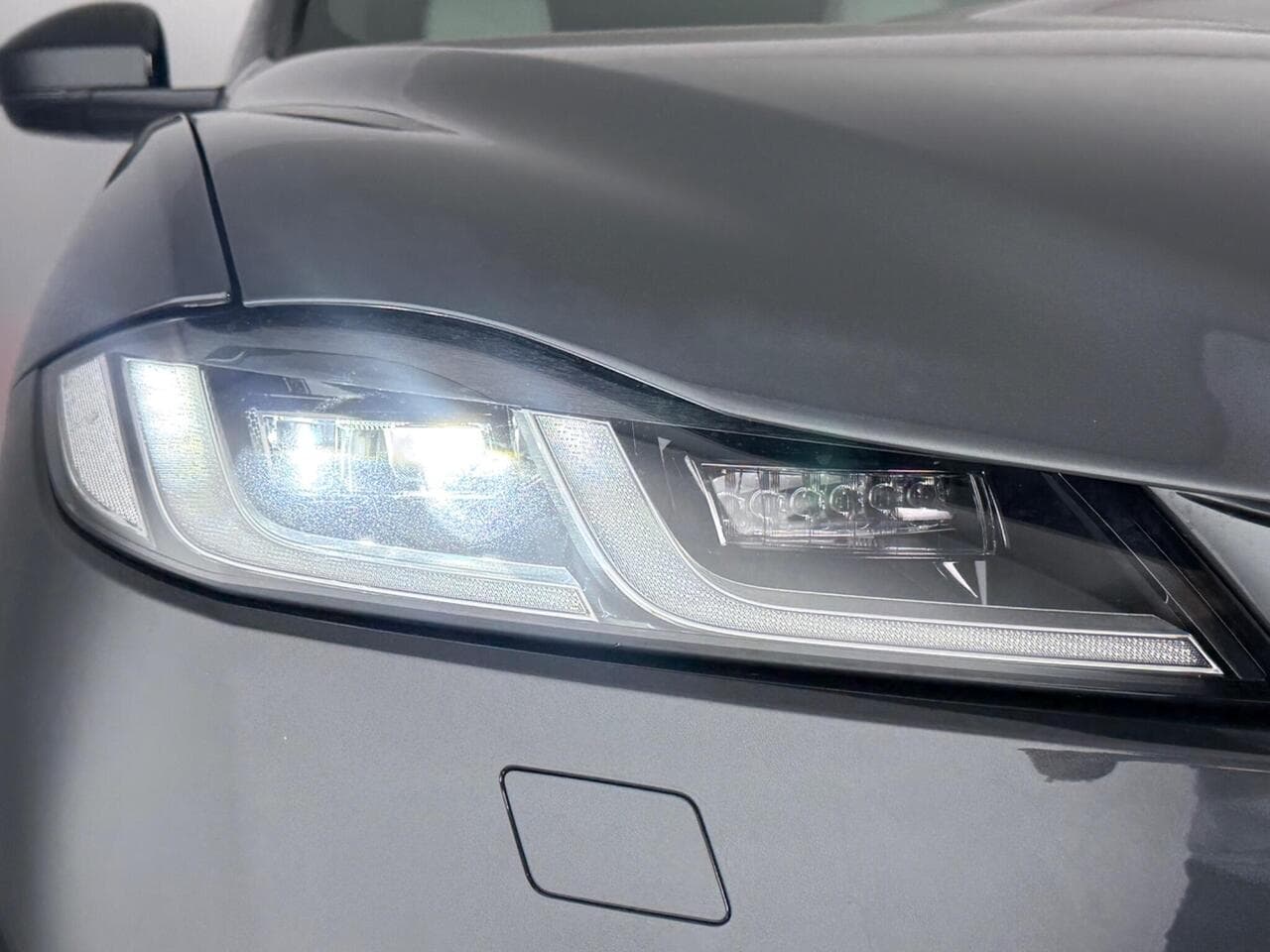 Jaguar F-PACE thumbnail Lights Front