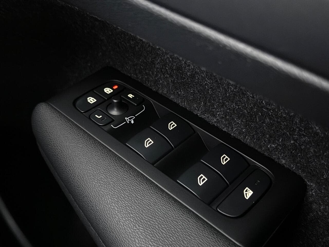 Volvo XC40 thumbnail Misc Controls