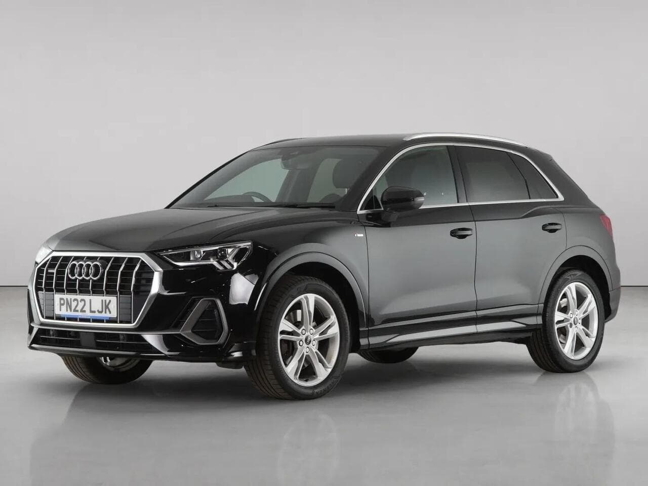 Audi Q3 thumbnail Front Left