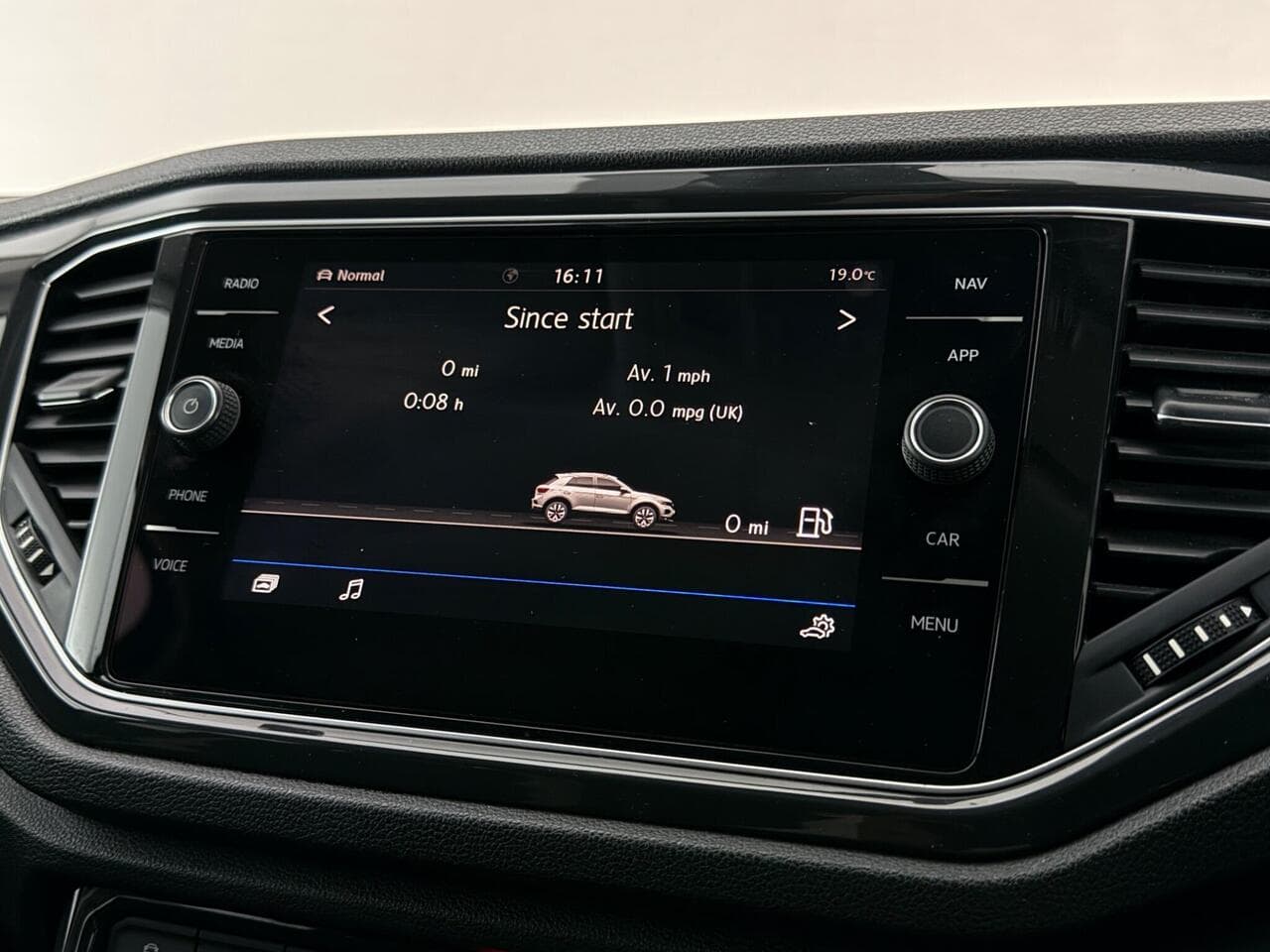 Volkswagen T-Roc thumbnail Infotainment System