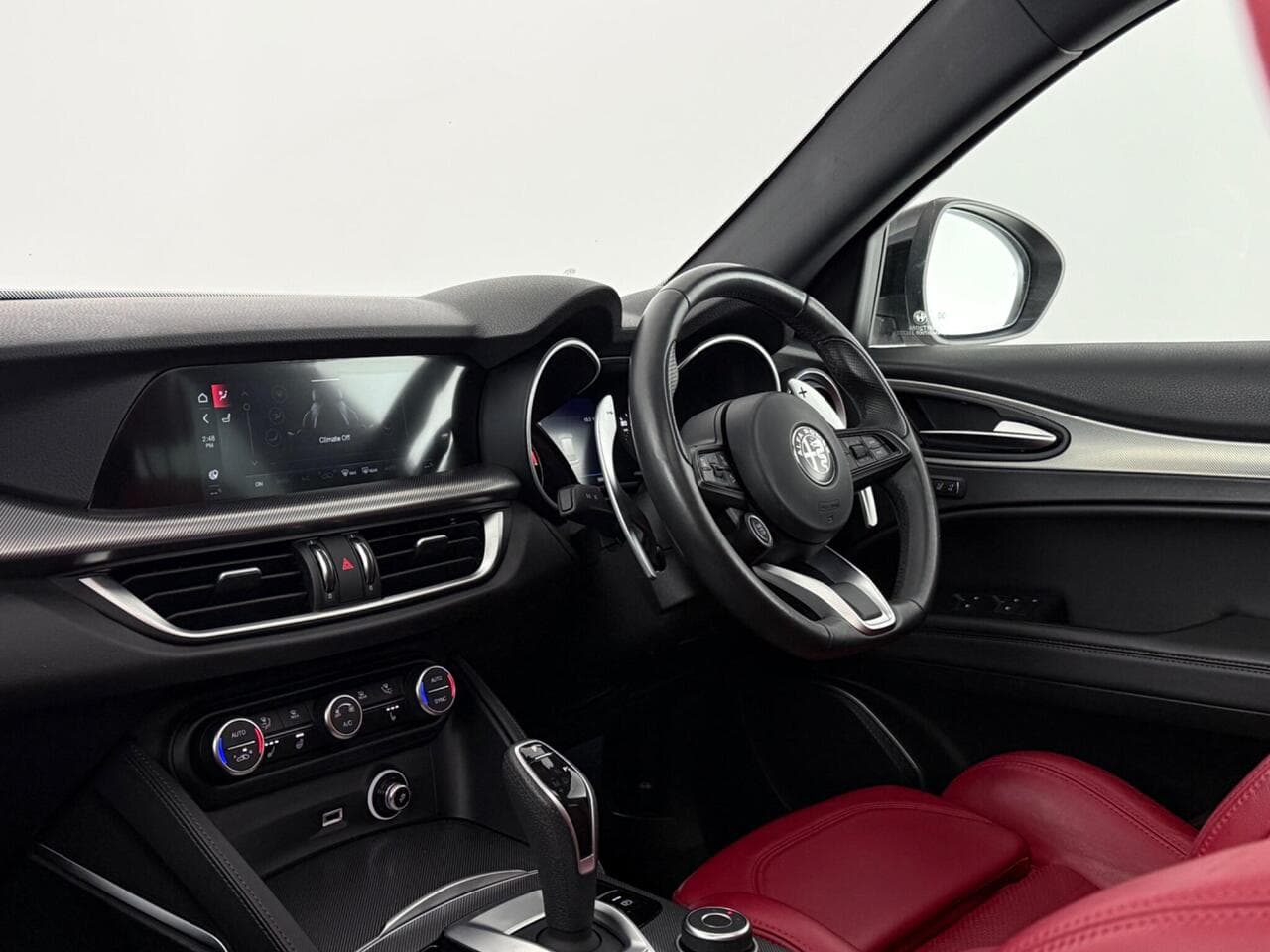 Alfa Romeo Stelvio thumbnail Interior Front