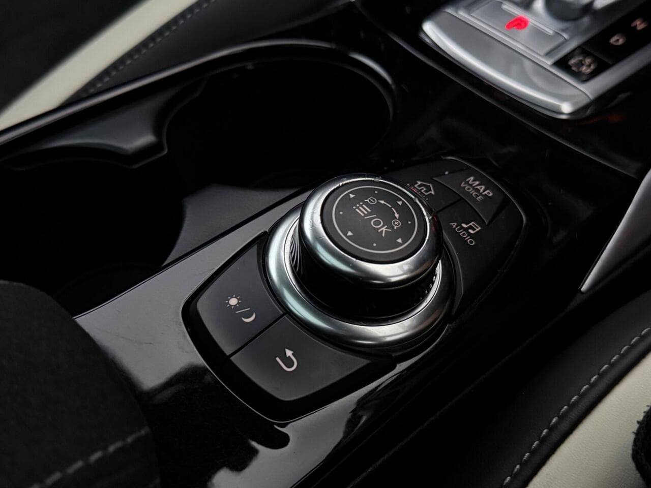 Infiniti Q30 thumbnail Misc Controls