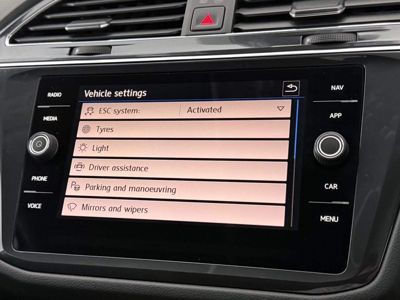 Volkswagen Tiguan Allspace thumbnail Infotainment System
