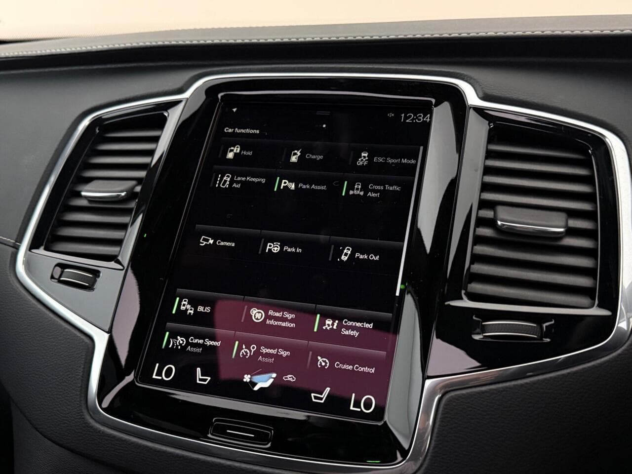 Volvo XC90 thumbnail Infotainment System