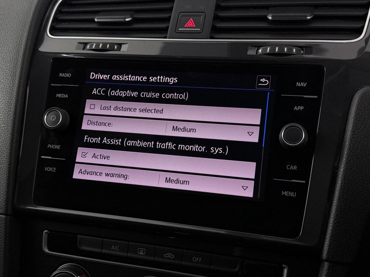 Volkswagen Golf thumbnail Infotainment System