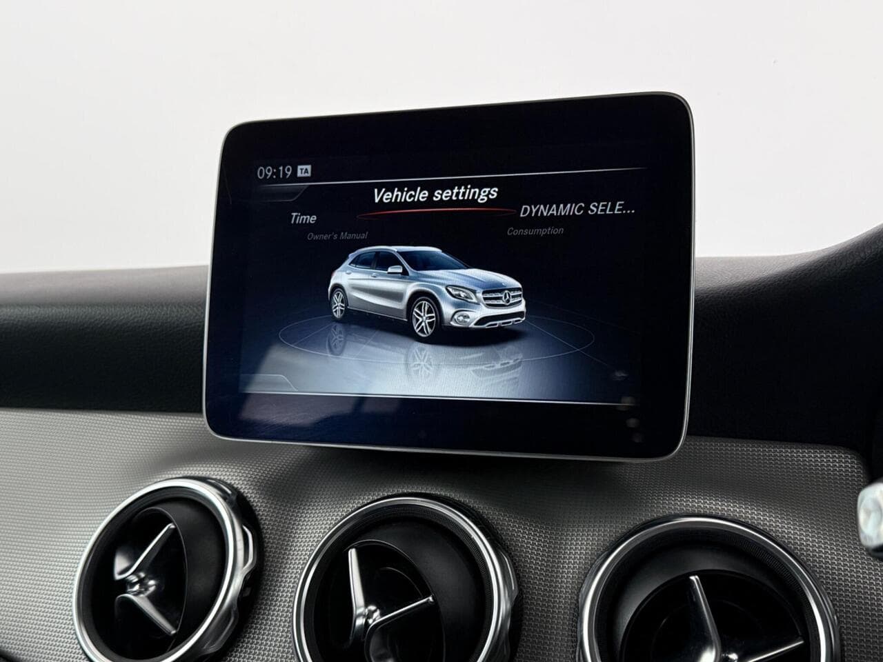 Mercedes-Benz GLA thumbnail Infotainment System