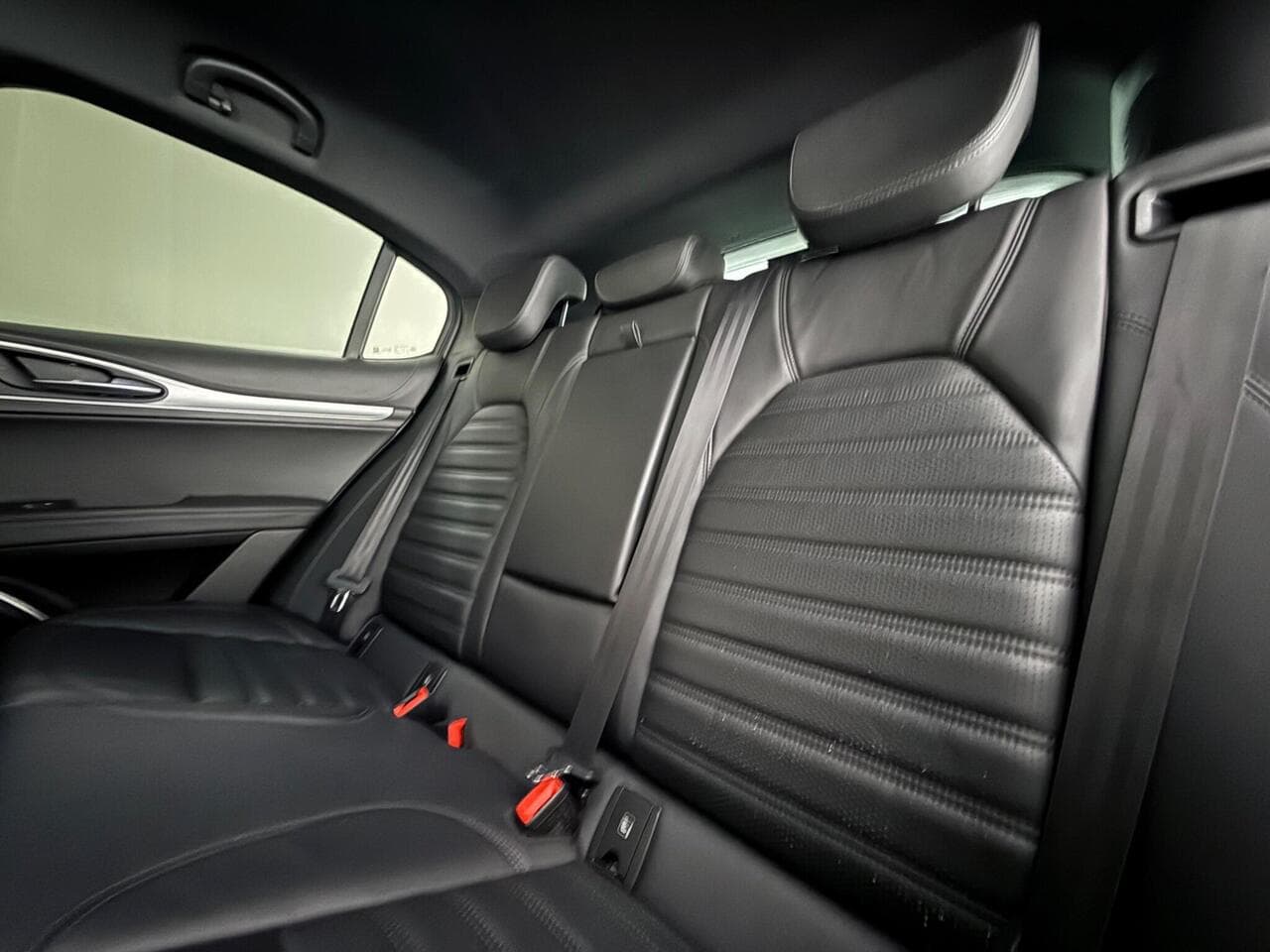 Alfa Romeo Stelvio thumbnail Seats Rear