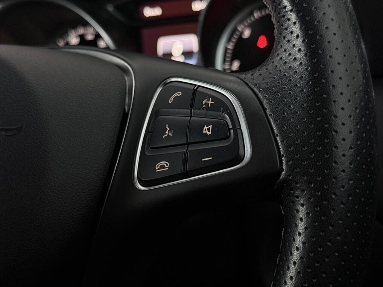 Mercedes-Benz GLA thumbnail Misc Controls