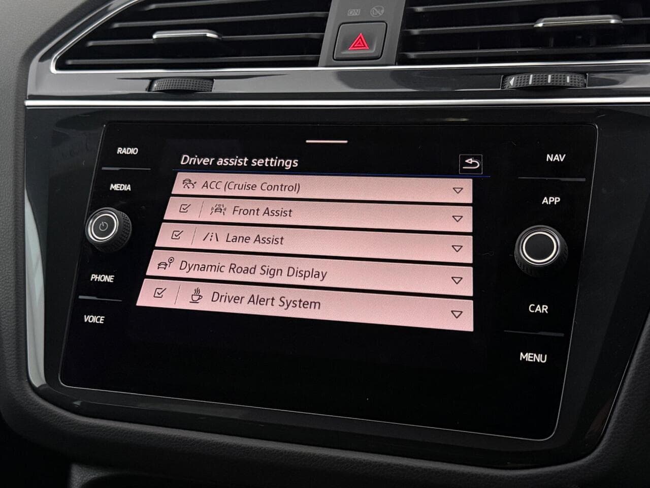 Volkswagen Tiguan thumbnail Infotainment System