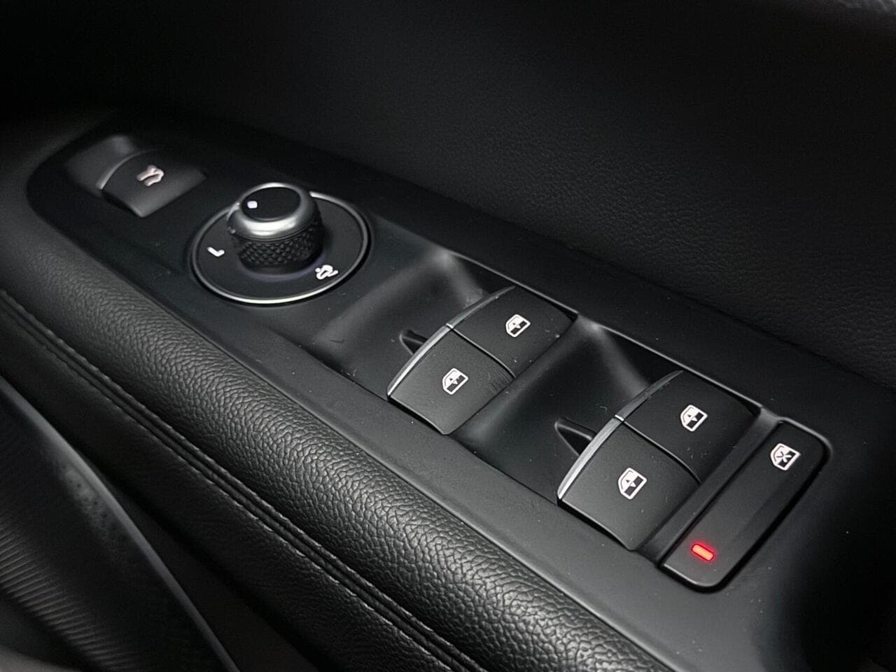 Alfa Romeo Stelvio thumbnail Misc Controls