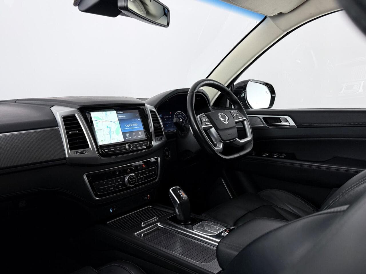 SsangYong Rexton thumbnail Interior Front