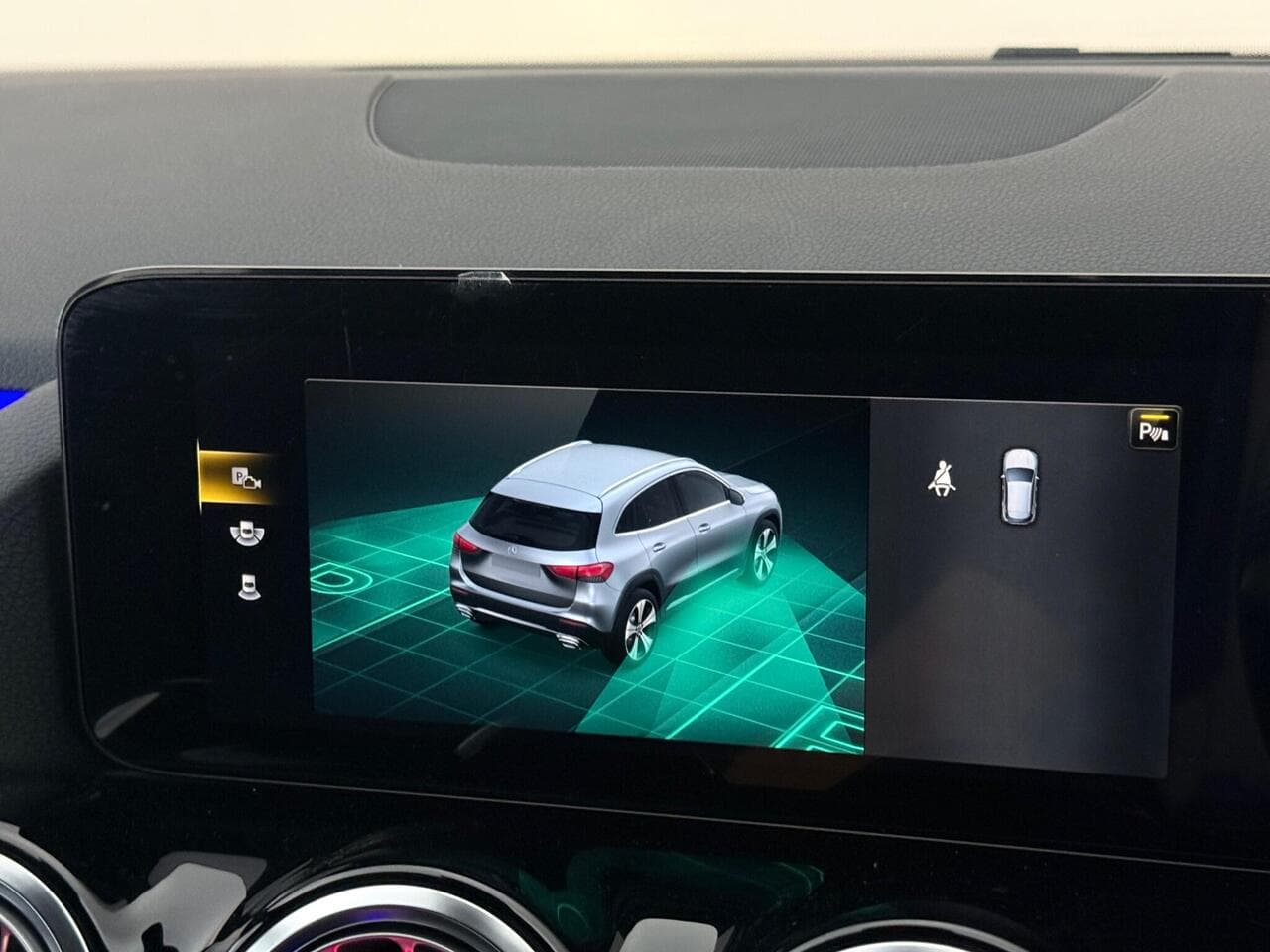 Mercedes-Benz GLA thumbnail Infotainment System