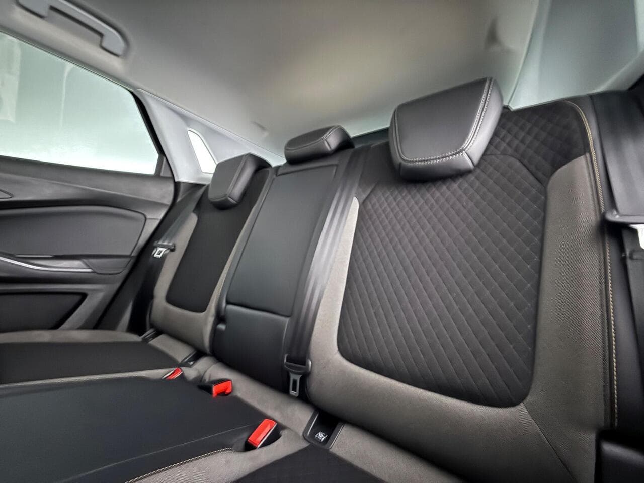 Vauxhall Grandland X thumbnail Seats Rear