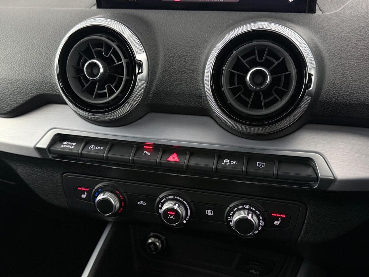 Audi Q2 thumbnail Interior Front