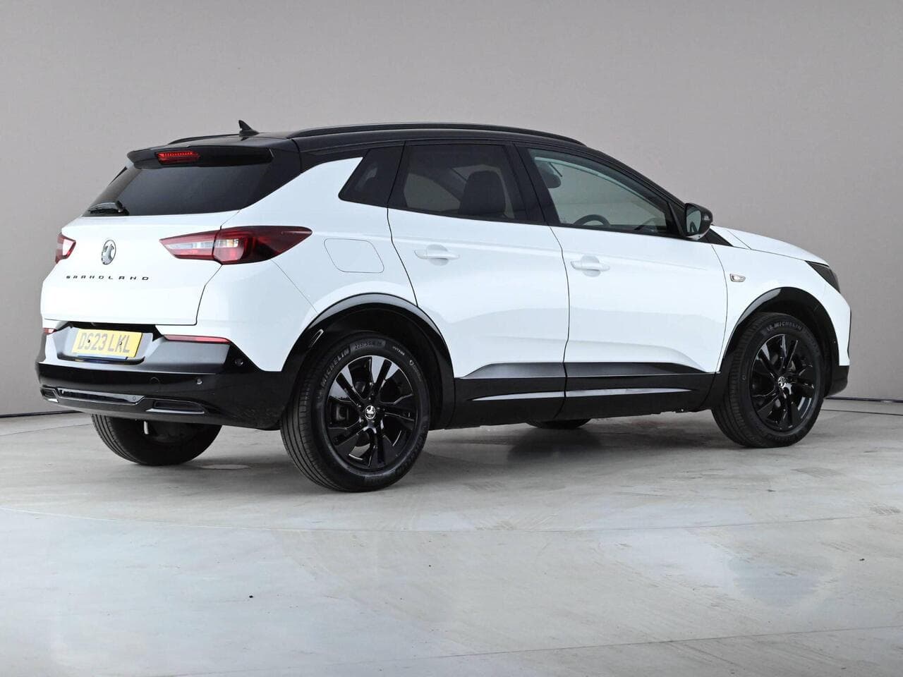 Vauxhall Grandland thumbnail Rear Right
