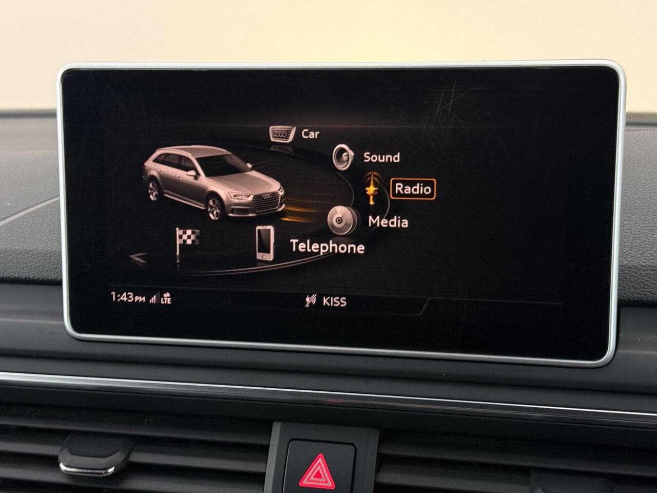 Audi A4 Avant thumbnail Infotainment System