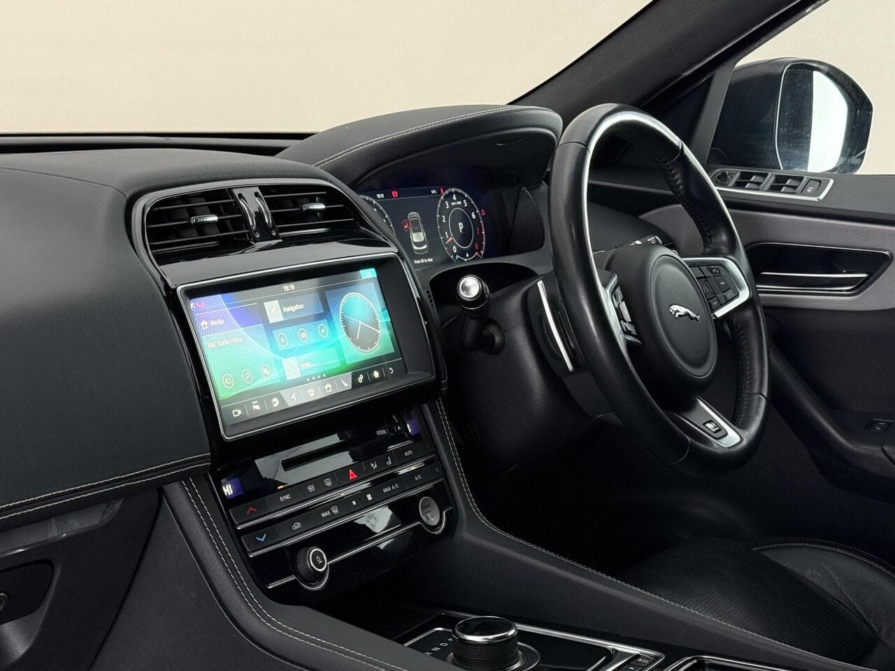 Jaguar F-PACE thumbnail Interior Front