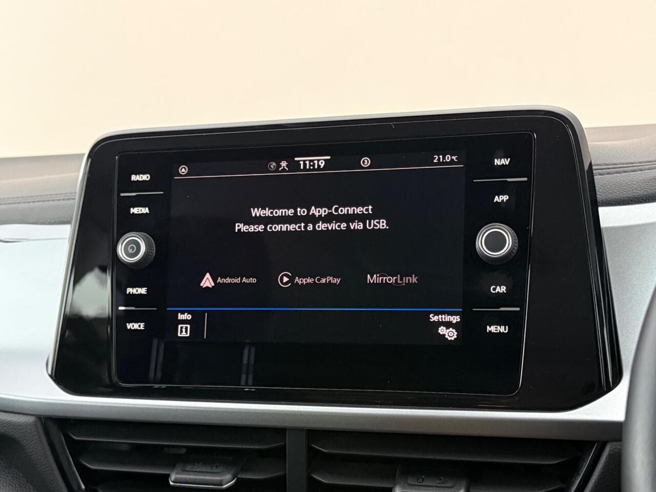 Volkswagen T-Roc thumbnail Infotainment System
