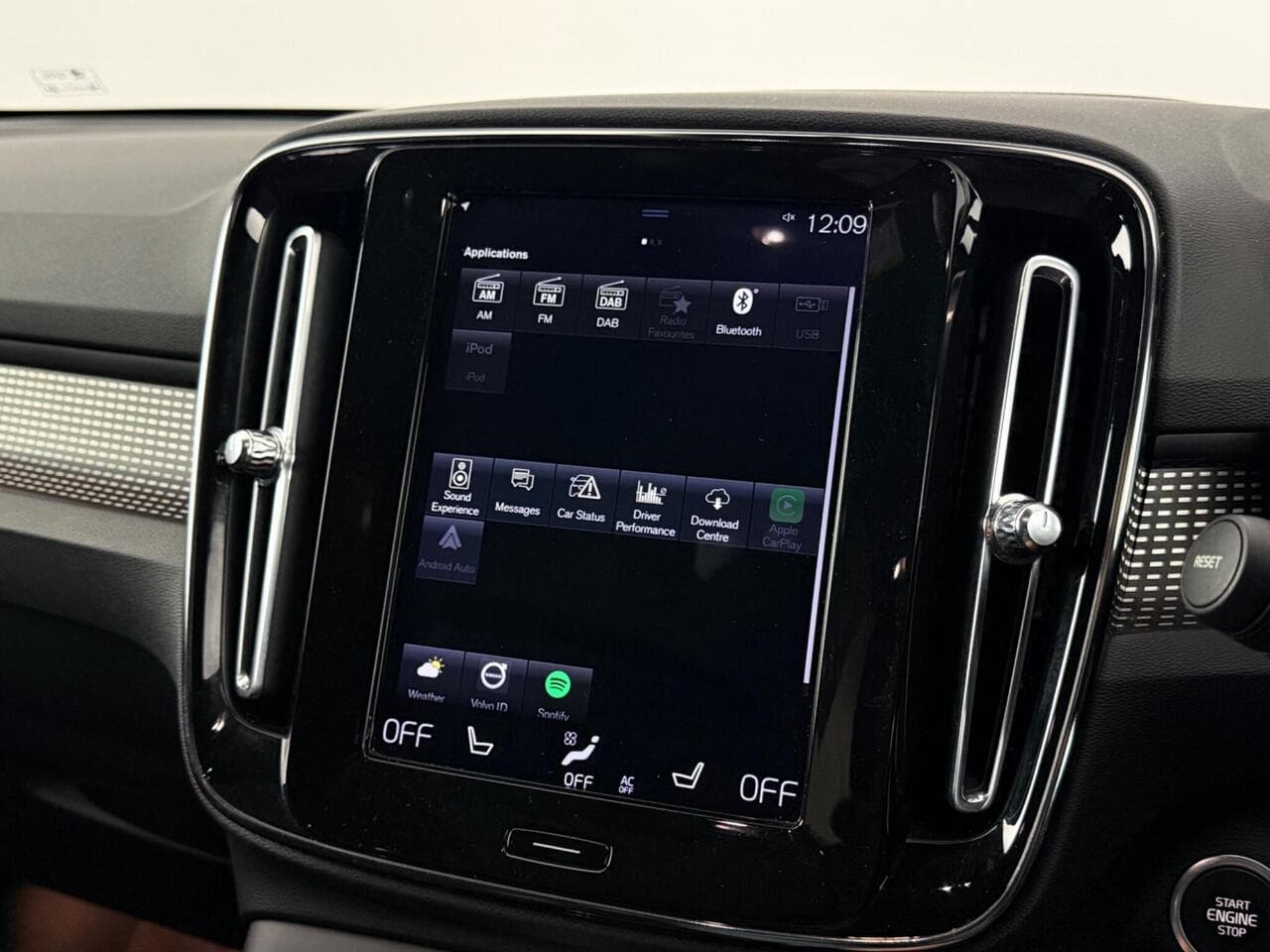 Volvo XC40 thumbnail Infotainment System