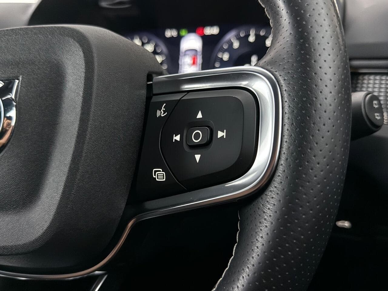 Volvo XC40 thumbnail Misc Controls